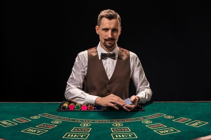 Dealer live casino profesional sedang menjalankan permainan kartu blackjack secara real time